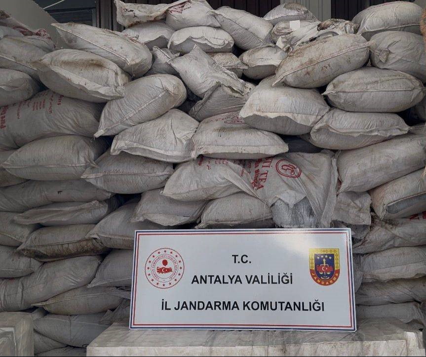 ANTALYA’NIN KEPEZ İLÇESİNDE JANDARMA EKİPLERİNCE DÜZENLENEN OPERASYONDA KAÇAK KOZMETİK ÜRETİMİ...