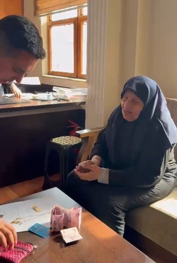 ANTALYA’NIN KEPEZ İLÇESİNDE ZAFER MAHALLESİ CUMARTESİ PAZARINDA ALIŞVERİŞ YAPAN YAŞLI KADININ...