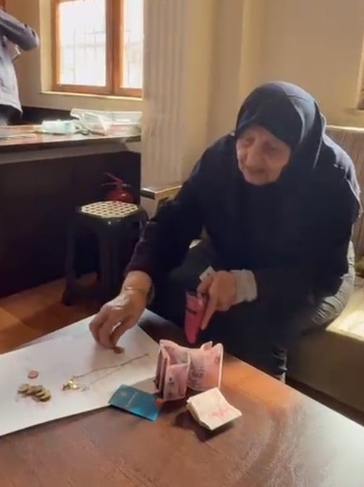 ANTALYA’NIN KEPEZ İLÇESİNDE ZAFER MAHALLESİ CUMARTESİ PAZARINDA ALIŞVERİŞ YAPAN YAŞLI KADININ...