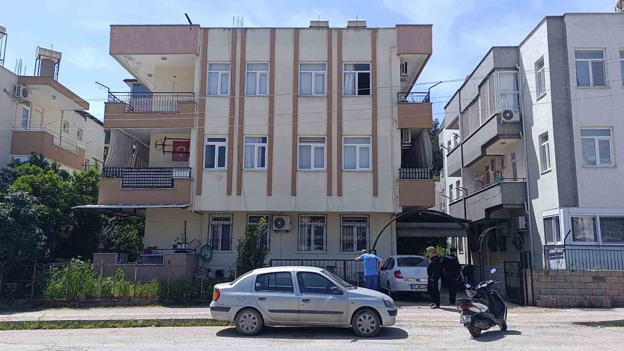 ANTALYA’NIN MANAVGAT İLÇESİNDE 3. KAT PENCERESİNDEN DÜŞEN 4 YAŞINDAKİ ZEYNEP ÜREK, BETON YERİNE...