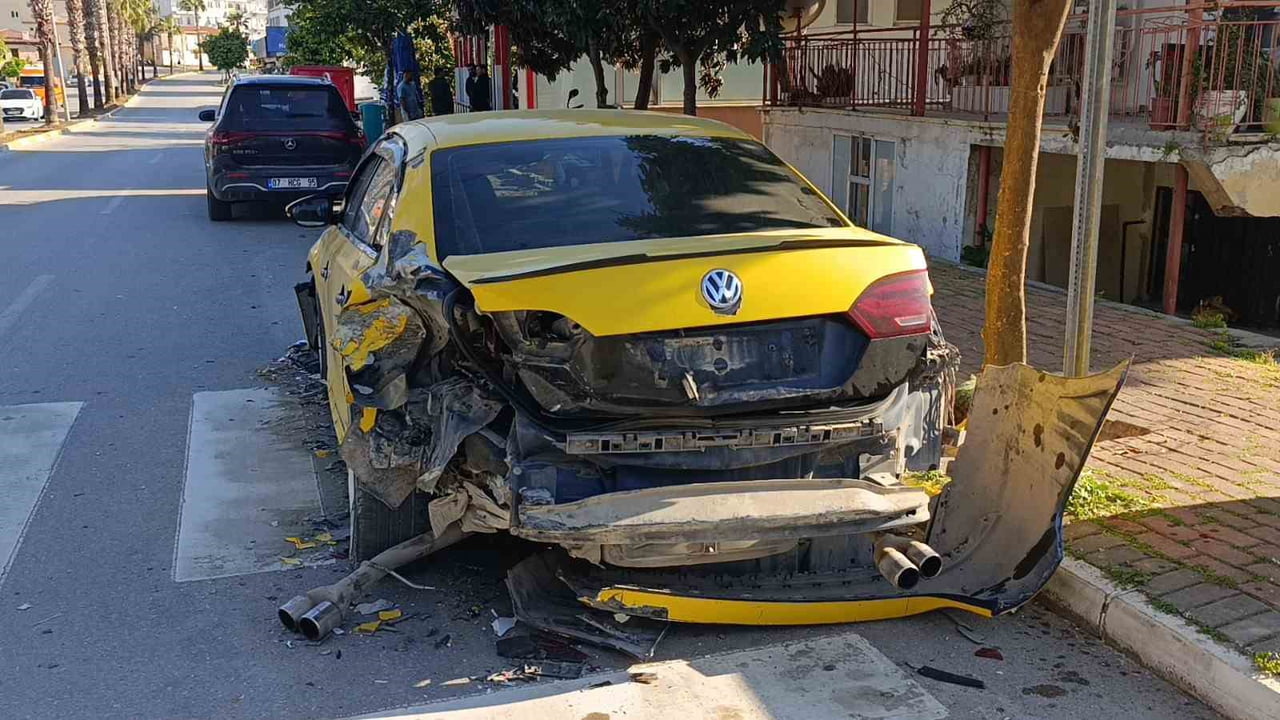 ANTALYA’NIN MANAVGAT İLÇESİNDE ALKOLLÜ ŞEKİLDE DİREKSİYON BAŞINA GEÇEN SÜRÜCÜ PARK HALİNDEKİ 3...