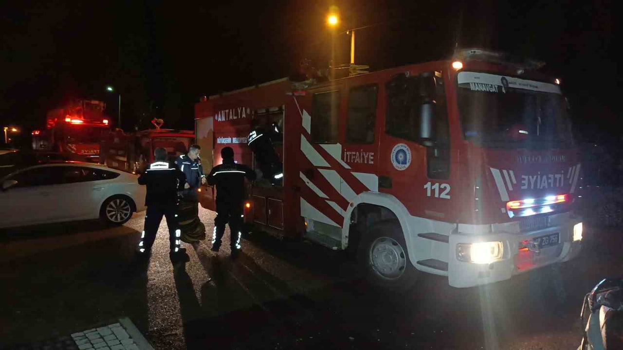 ANTALYA’NIN MANAVGAT İLÇESİNDE BİR SİTENİN DEPO BÖLÜMÜNDEN YÜKSELEN DUMAN VE YANIK KOKUSU PANİĞE...