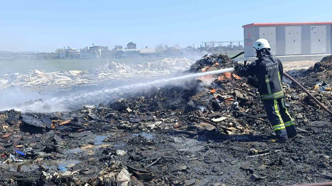 ANTALYA’NIN MANAVGAT İLÇESİNDE BOŞ ARAZİDE ÇIKAN ÇÖP YANGINI İTFAİYE EKİPLERİNİN MÜDAHALESİYLE...