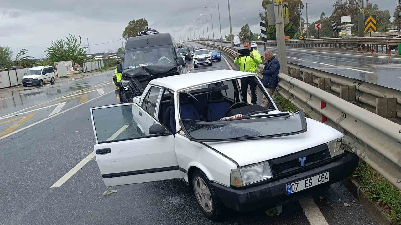 ANTALYA’NIN MANAVGAT İLÇESİNDE D-400 KARAYOLU ÜZERİNDE TUR MİNİBÜSÜ İLE TERS YÖNDE İLERLEYEN...
