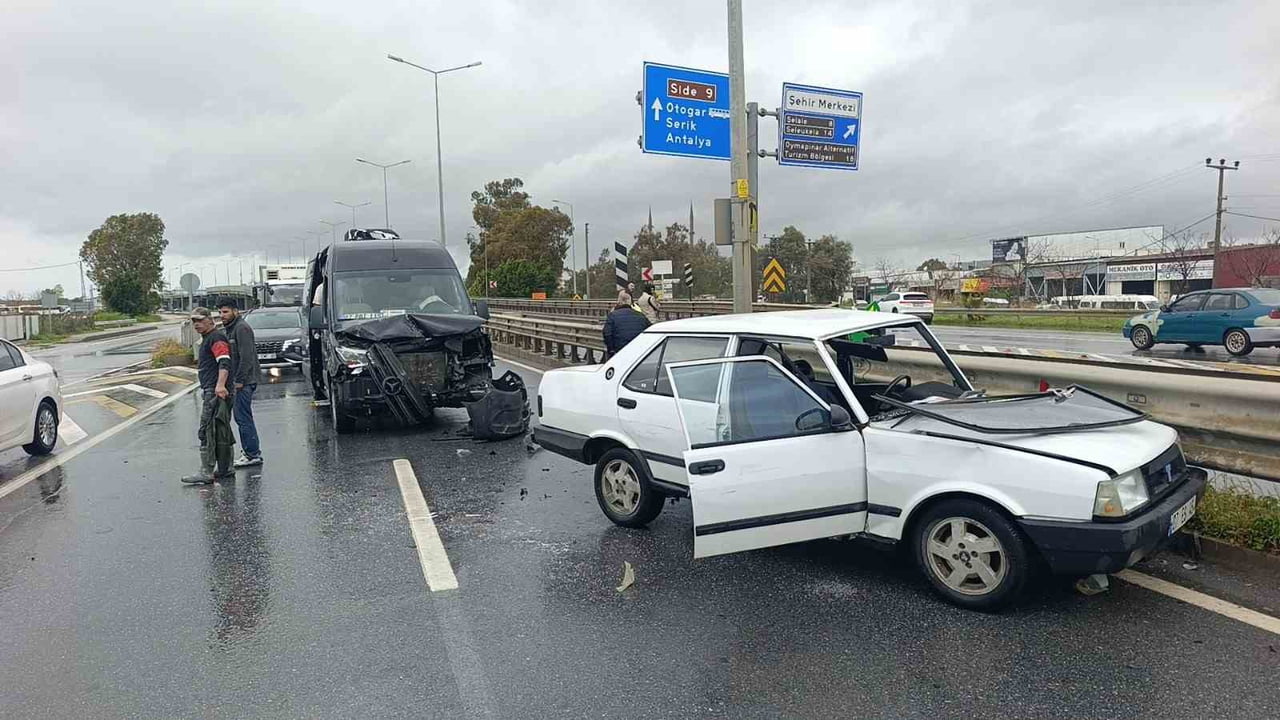 ANTALYA’NIN MANAVGAT İLÇESİNDE D-400 KARAYOLU ÜZERİNDE TUR MİNİBÜSÜ İLE TERS YÖNDE İLERLEYEN...