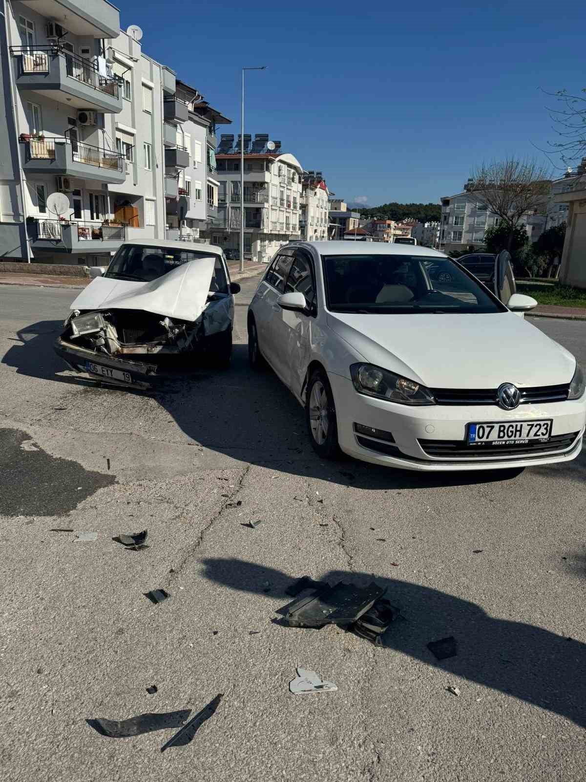 ANTALYA’NIN MANAVGAT İLÇESİNDE İKİ OTOMOBİL ÇARPIŞTI