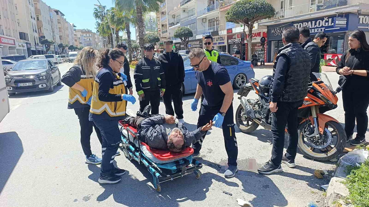 ANTALYA’NIN MANAVGAT İLÇESİNDE KAVŞAK SİSTEMİNDE MOTORLU BİSİKLET İLE MOTOSİKLETİN ÇARPIŞMASI...