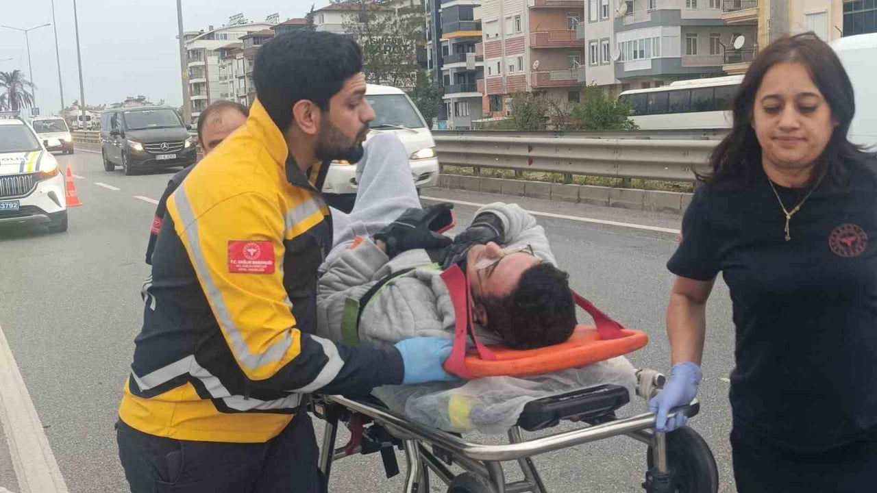 ANTALYA’NIN MANAVGAT İLÇESİNDE KIRMIZI IŞIKTA BEKLEYEN HAFİF TİCARİ ARACA MOTOSİKLETİN ARKADAN...