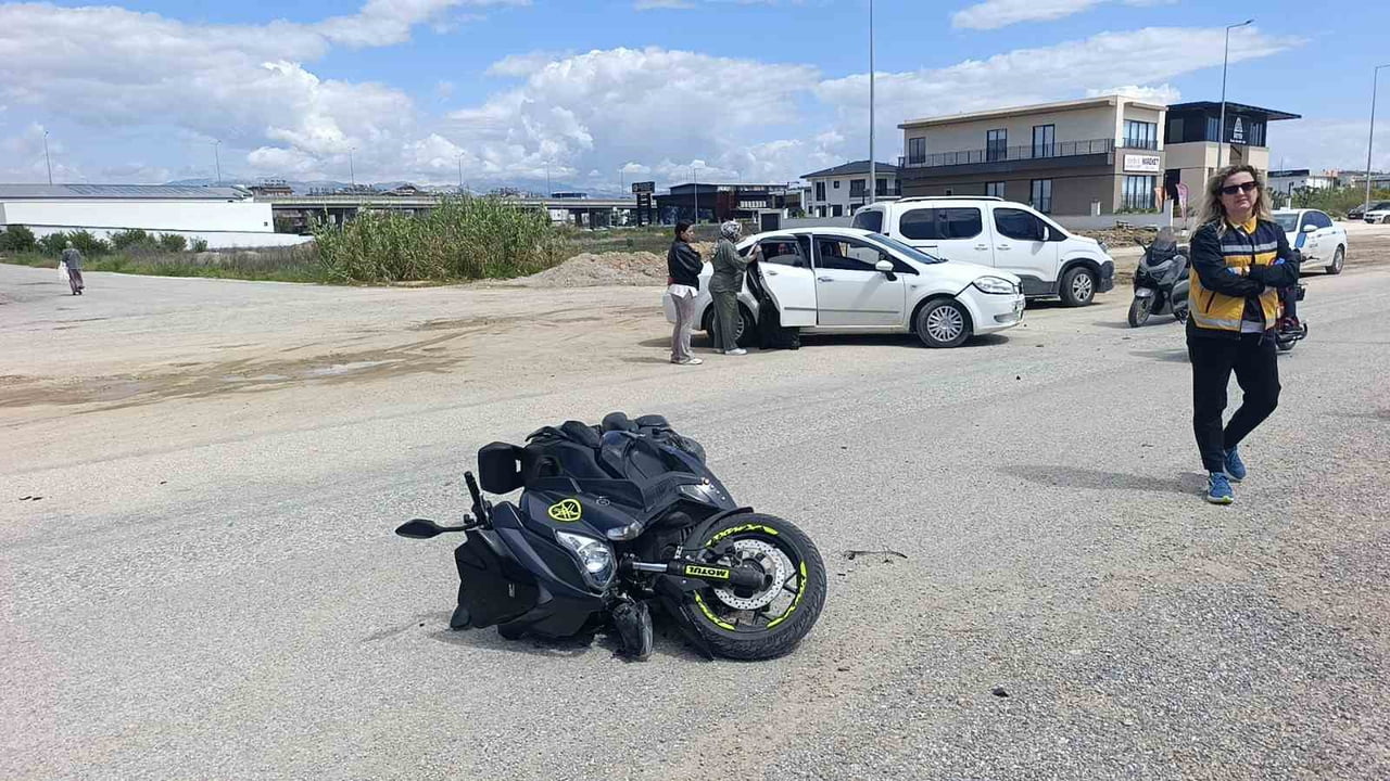 ANTALYA’NIN MANAVGAT İLÇESİNDE KONTROLSÜZ KAVŞAKTA MOTOSİKLET İLE OTOMOBİLİN ÇARPIŞMASI SONUCU...