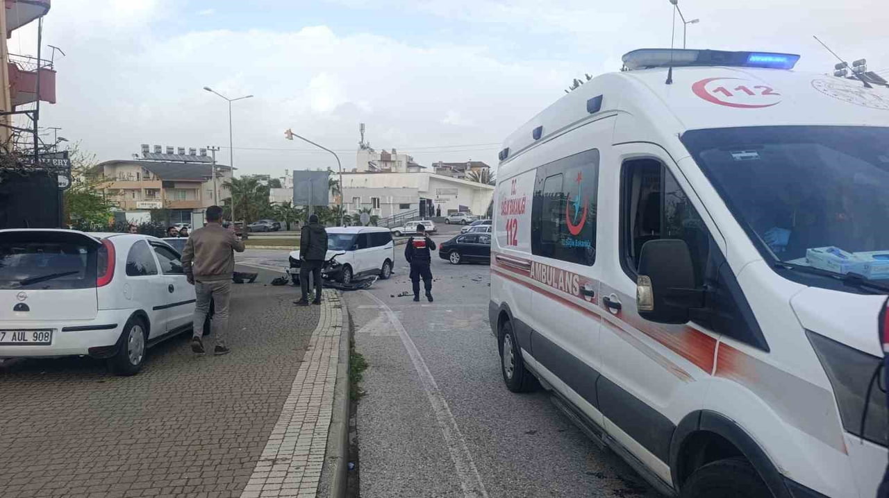 ANTALYA’NIN MANAVGAT İLÇESİNDE OTOMOBİL İLE HAFİF TİCARİ ARACIN ÇARPIŞMASI SONUCU MEYDANA GELEN...