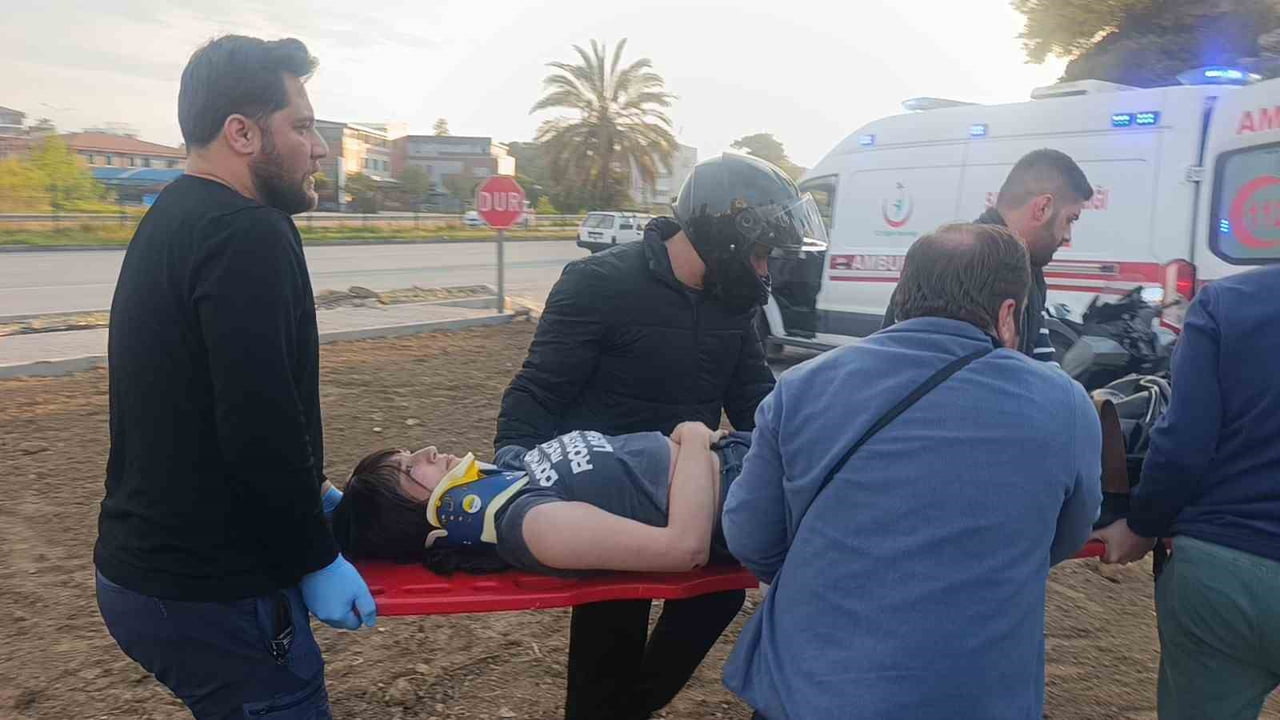 ANTALYA’NIN MANAVGAT İLÇESİNDE OTOMOBİLLE ÇARPIŞAN MOTOSİKLET 20 METRE İLERİYE FIRLADI. TOPRAK...