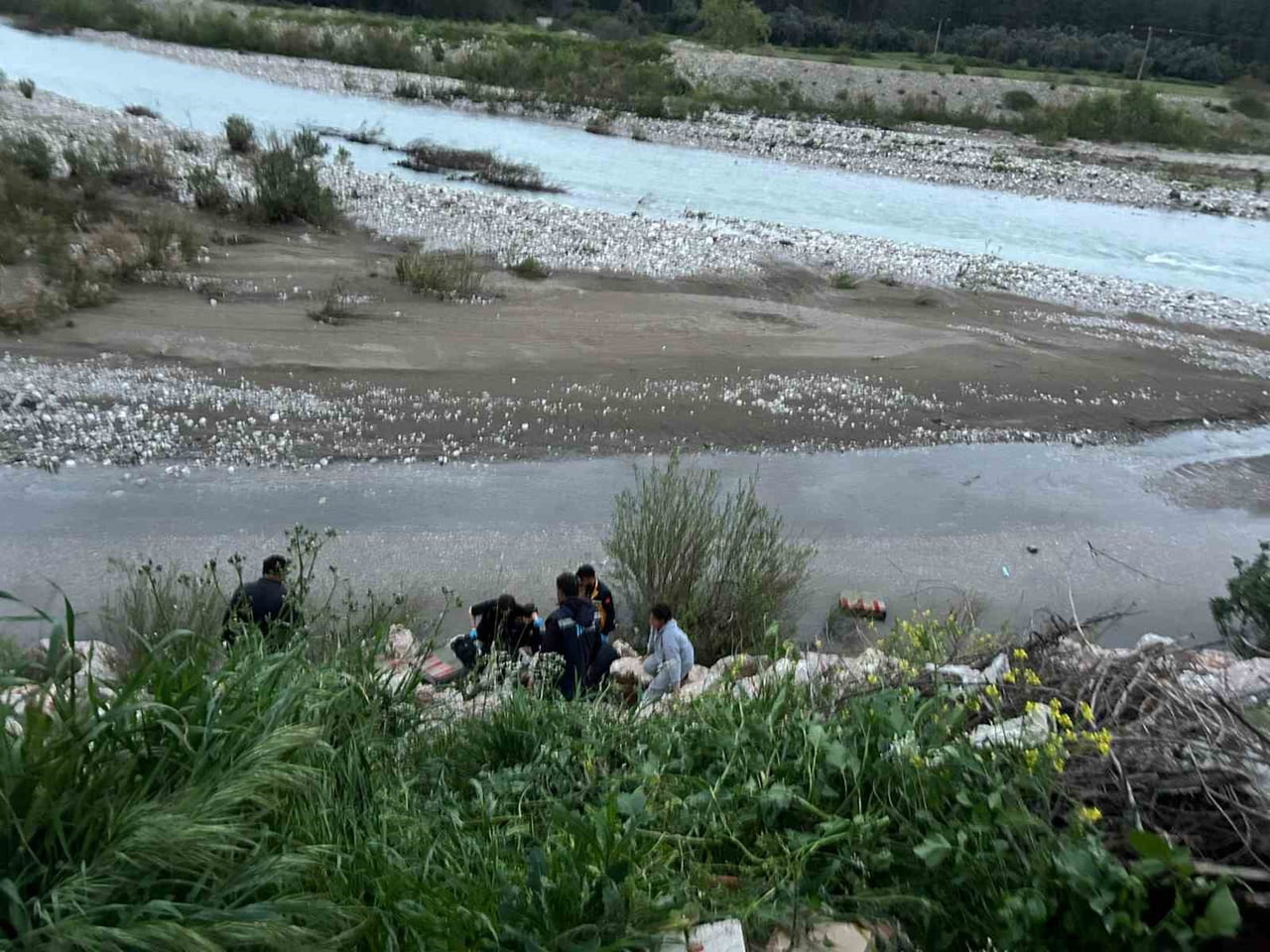 ANTALYA’NIN SERİK İLÇESİNDE MANZARA İZLEMEK İÇİN YOL KENARINDA BULUNAN TAŞ DUVAR ÜSTÜNDE OTURAN...
