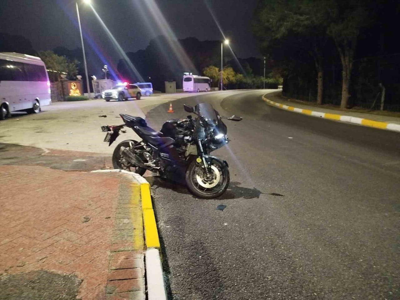 ANTALYA’NIN SERİK İLÇESİNDE MİDİBÜS İLE MOTOSİKLETİN ÇARPIŞTIĞI TRAFİK KAZASINDA BİR KİŞİ AĞIR...