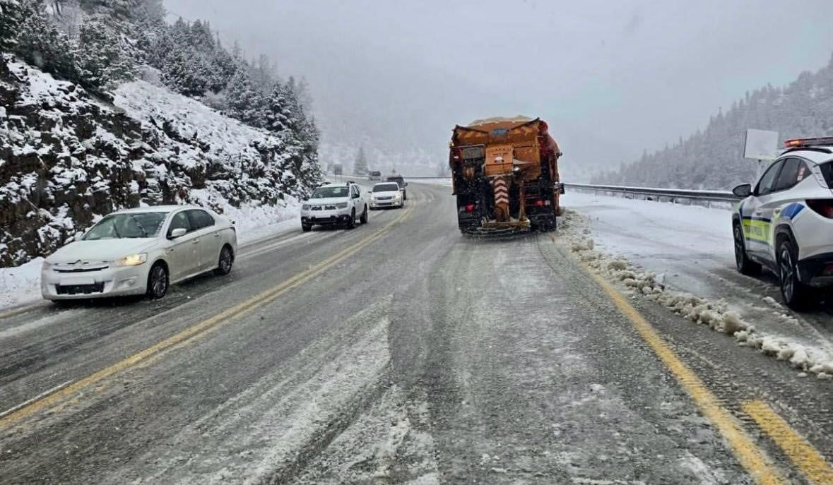 – ANTALYA VE ÇEVRESİNDE ETKİLİ OLAN YAĞMUR, YÜKSEK KESİMLERDE YERİNİ KAR YAĞIŞINA BIRAKTI....