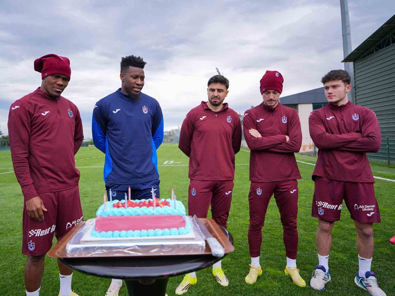 ANTRENMAN ÖNCESİ ANDRE ONANA, ANTHONY NWAKAEME, ERNEST MUÇİ, OZAN TUFAN VE BORAN BAŞKAN İÇİN DOĞUM...