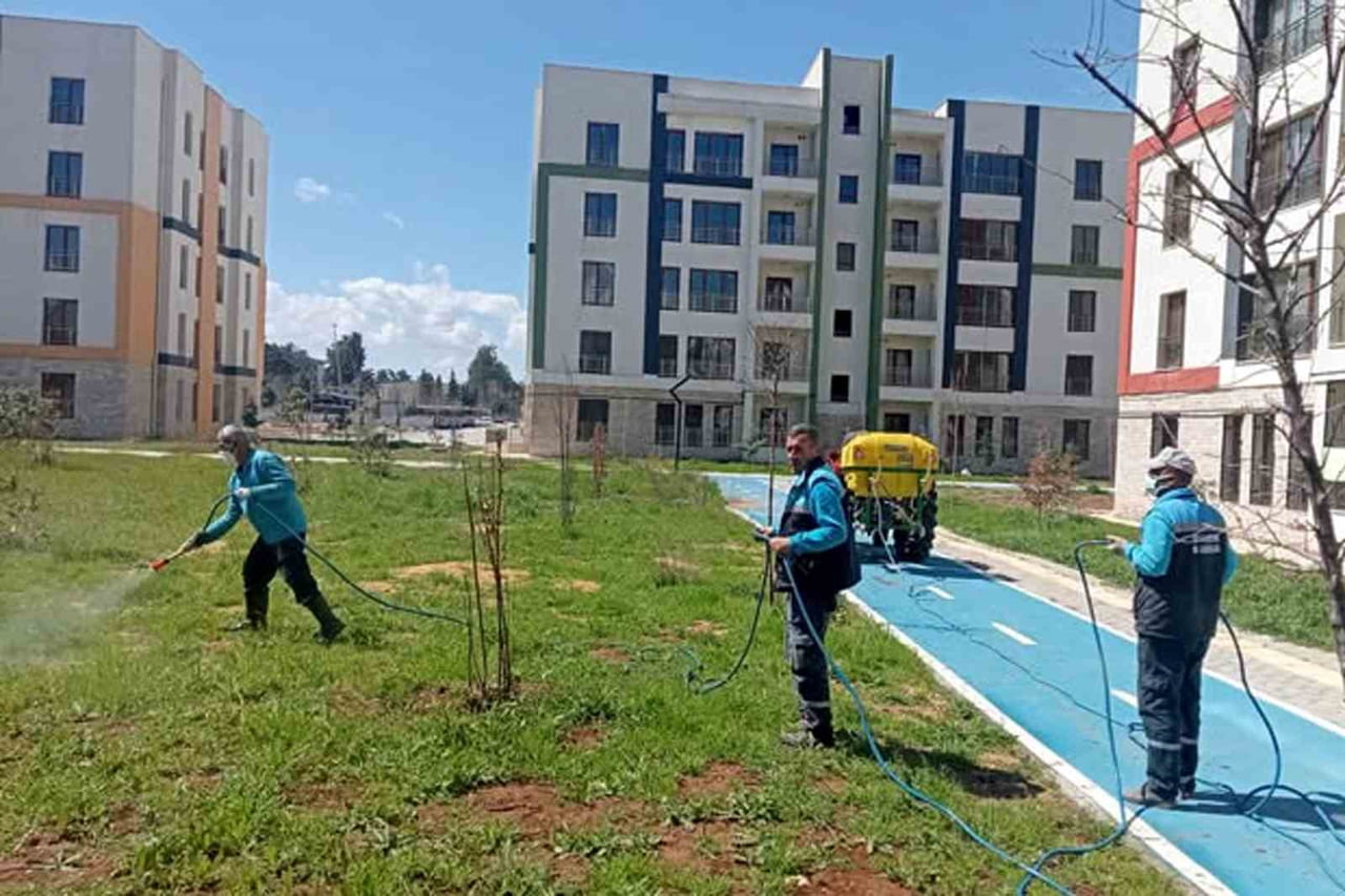 ARABAN TOKİ KONUTLARINDA YABANİ OTLAR VE HAŞERELERLE İLAÇLI MÜCADELE BAŞLATILDI
