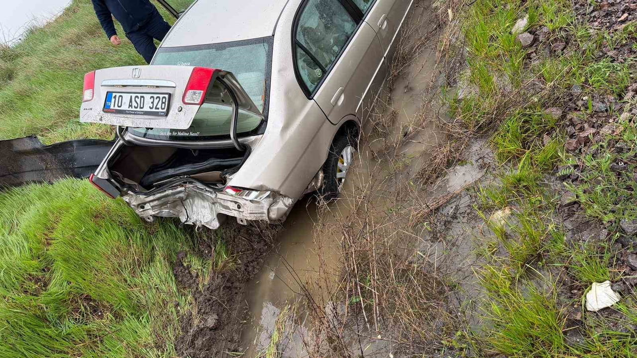 ARAÇ, SÜRÜCÜSÜNÜN DİREKSİYON HAKİMİYETİNİ KAYBETMESİ SONUCU YOLDAN ÇIKARAK KAZA YAPTI, 3 KİŞİ...