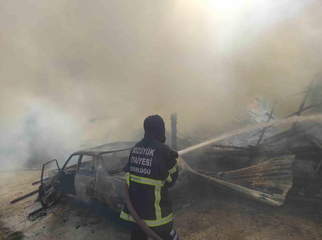 ARAÇ YANGINI ODUNLUĞA SIÇRADI