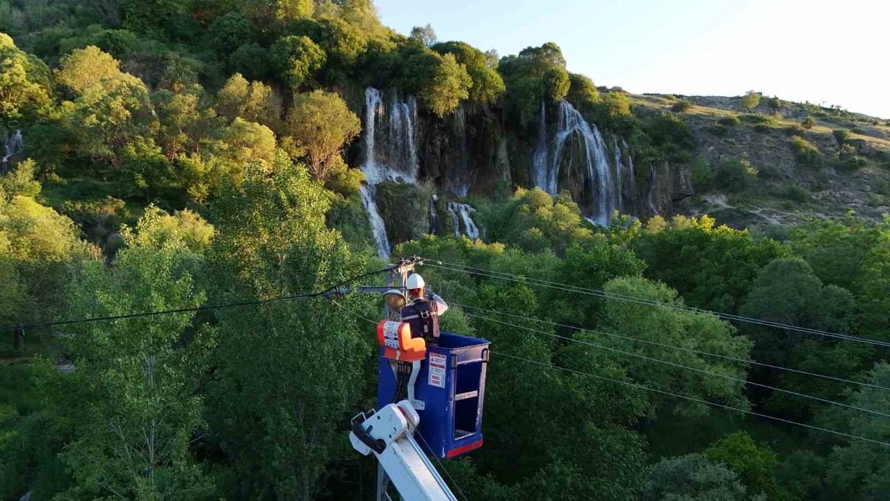 ARAS ELEKTRİK, ERZİNCAN’DA ENERJİ ALTYAPISINI GÜÇLENDİRMEYE YÖNELİK YATIRIMLARINI ARALIKSIZ...