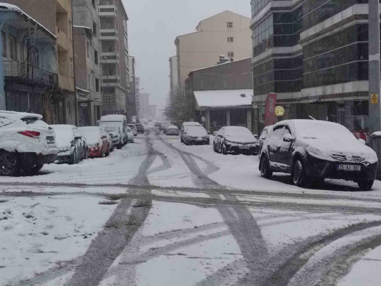 ARDAHAN'A YAĞAN NİSAN KARI KENT MERKEZİNİ YENİDEN BEYAZA BÜRÜDÜ.