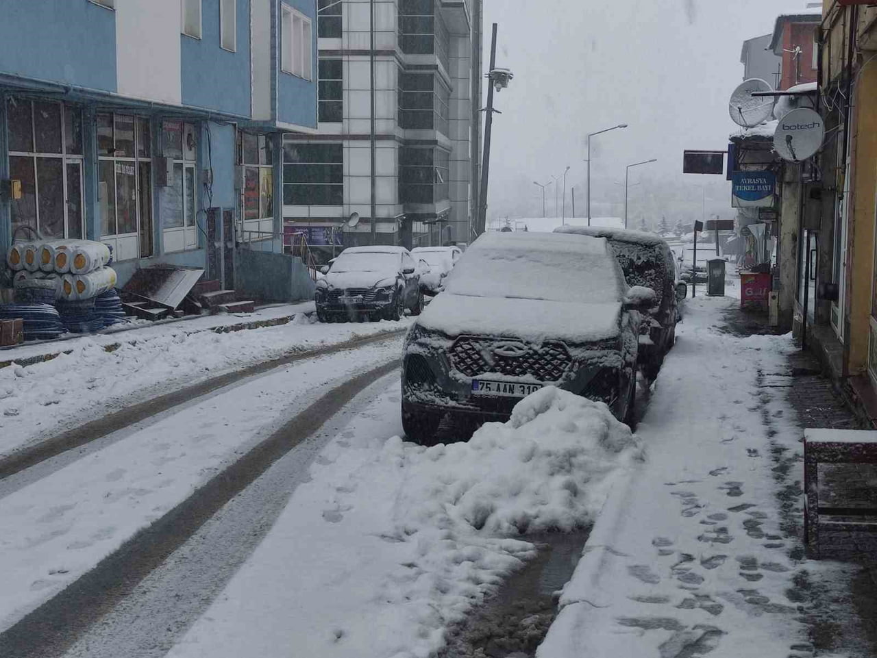 ARDAHAN'A YAĞAN NİSAN KARI KENT MERKEZİNİ YENİDEN BEYAZA BÜRÜDÜ.