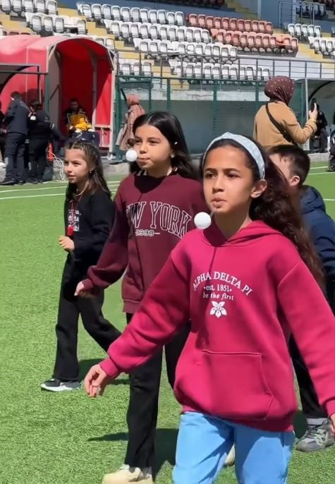 ARDAHAN'DA DÜZENLENEN UÇURTMA ŞENLİĞİ RENKLİ GÖRÜNTÜLERE SAHNE OLDU.   (OLGUN...