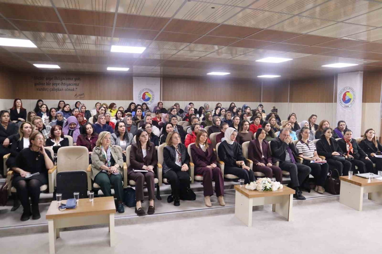 ARDAHAN'DA KADIN GİRİŞİMCİLİĞİ ZİRVESİNE YOĞUN İLGİ. (OLGUN YILDIZ/ARDAHAN-İHA)