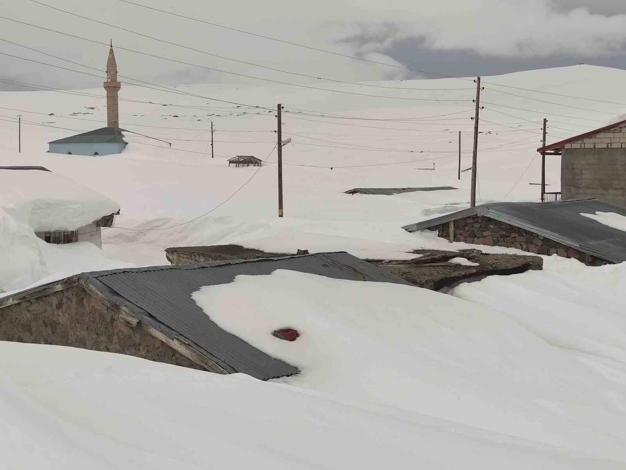 ARDAHAN'IN 2 BİN 581 RAKIMLI BÜLBÜLAN YAYLASI'NDAKİ EV VE İŞ YERLERİ NİSAN AYINDA HALA KARA...