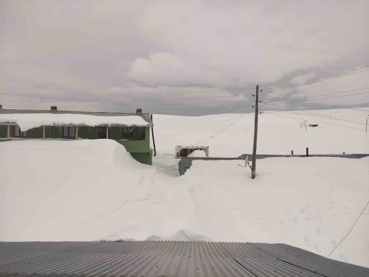 ARDAHAN'IN 2 BİN 581 RAKIMLI BÜLBÜLAN YAYLASI'NDAKİ EV VE İŞ YERLERİ NİSAN AYINDA HALA KARA...