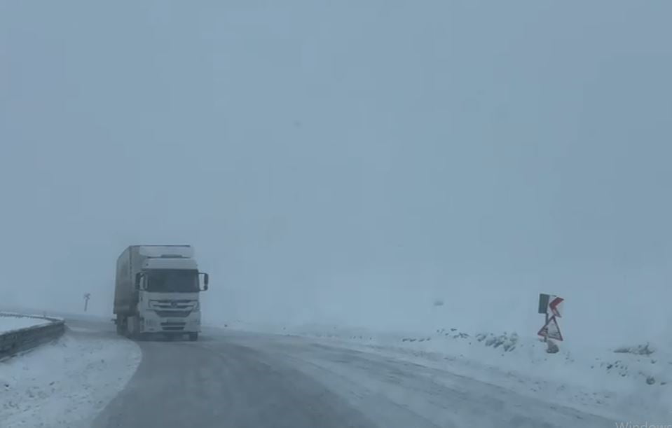 ARDAHAN'IN YÜKSEK KESİMLERİNDE ETKİLİ OLAN YOĞUN KAR YAĞIŞI VE TİPİ, ULAŞIMI ADETA DURMA NOKTASINA...