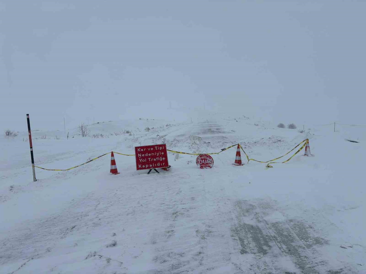 ARDAHAN -ARDANUÇ KARAYOLU KAR VE TİPİ NEDENİYLE ULAŞIMA KAPATILDI. (OLGUN YILDIZ/ARDAHAN-İHA)