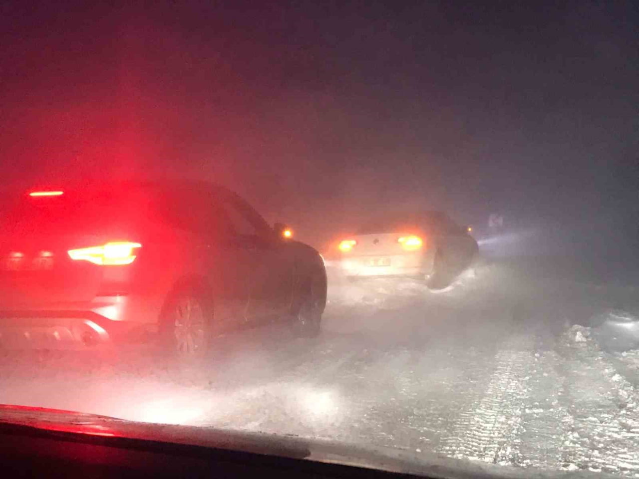 ARDAHAN -ARDANUÇ KARAYOLU KAR VE TİPİ NEDENİYLE ULAŞIMA KAPATILDI. (OLGUN YILDIZ/ARDAHAN-İHA)