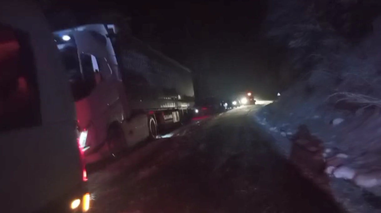 ARDAHAN–ARTVİN KARAYOLUNDA KAYAN TIR YOLU KAPATTI, ONLARCA ARAÇ MAHSUR KALDI