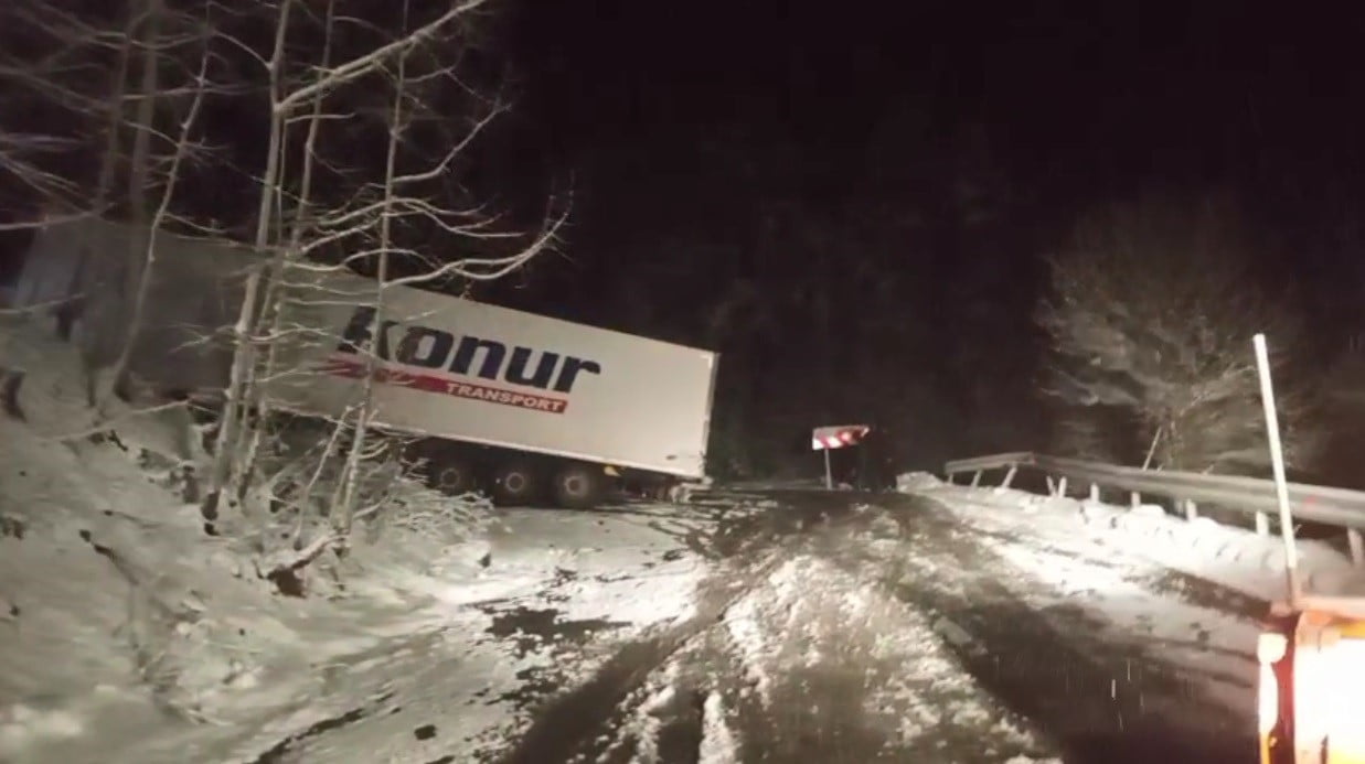 ARDAHAN–ARTVİN KARAYOLUNDA KAYAN TIR YOLU KAPATTI, ONLARCA ARAÇ MAHSUR KALDI