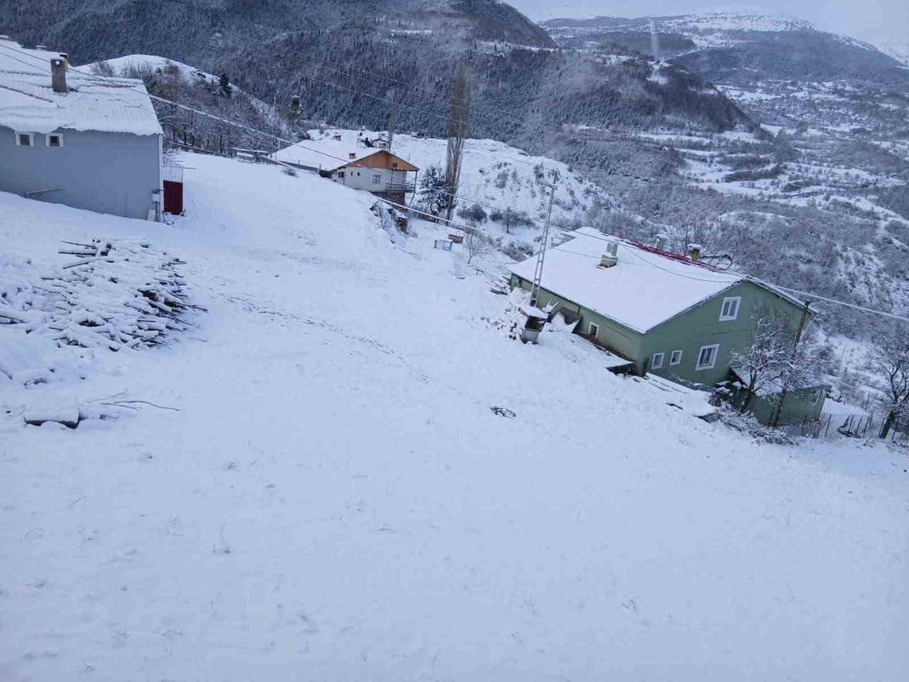 ARDAHAN’IN POSOF İLÇESİNDE ETKİLİ OLAN YOĞUN KAR YAĞIŞI HAYATI OLUMSUZ YÖNDE ETKİLEDİ.