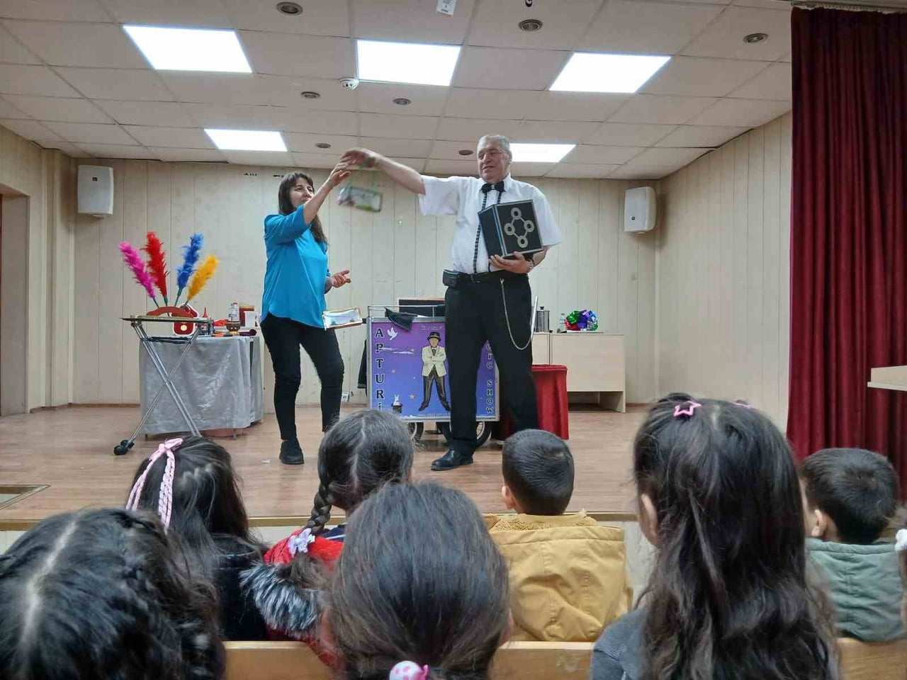ARDAHAN’IN POSOF İLÇESİNDE İLKÖĞRETİM OKULUNDA YAPILAN SİHİRBAZ GÖSTERİSİ ÖĞRENCİLERE HEYECANLI...