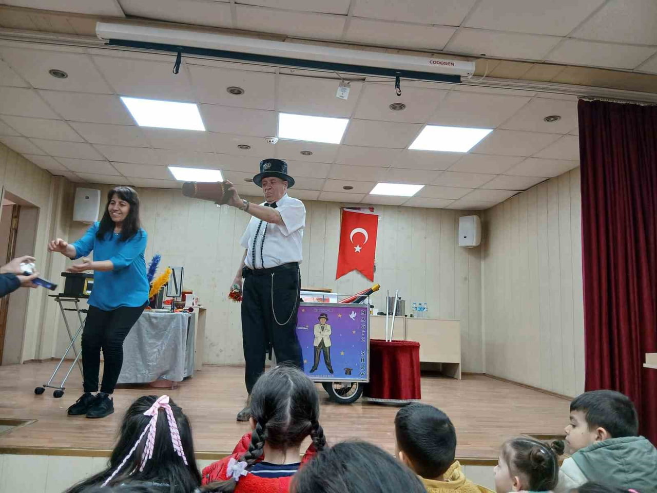 ARDAHAN’IN POSOF İLÇESİNDE İLKÖĞRETİM OKULUNDA YAPILAN SİHİRBAZ GÖSTERİSİ ÖĞRENCİLERE HEYECANLI...