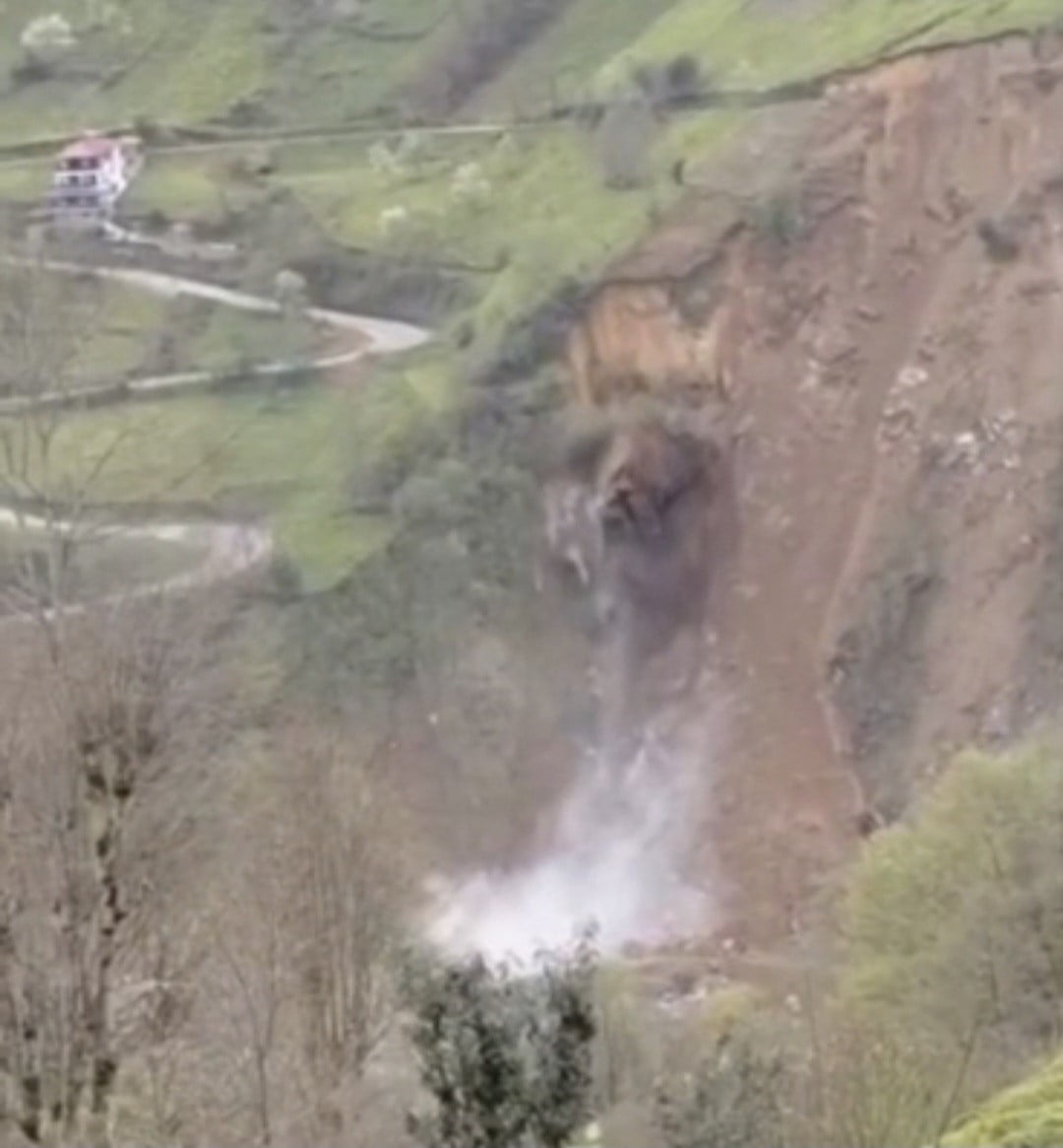 ARDEŞEN İLÇESİNE BAĞLI YAVUZ KÖYÜ İLE SESLİKAYA KÖYÜ SINIRINDA MEYDANA GELEN HEYELAN ANI, BİR...