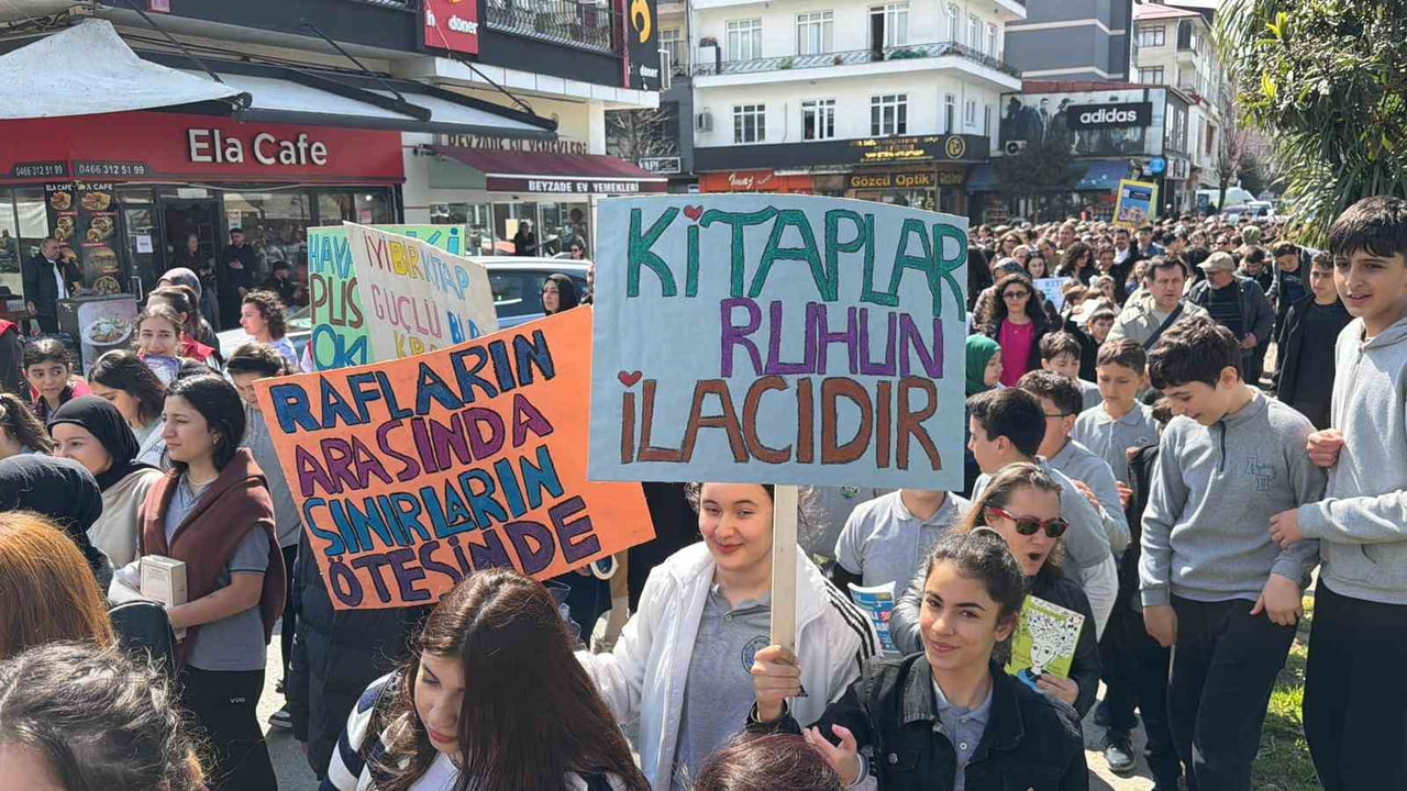 ARHAVİ’DE BU KEZ PROTESTO YÜRÜYÜŞÜ DEĞİL, KİTAP OKUMA FARKINDALIĞI İÇİN BİNLERCE KİŞİ KİTAPLARLA...