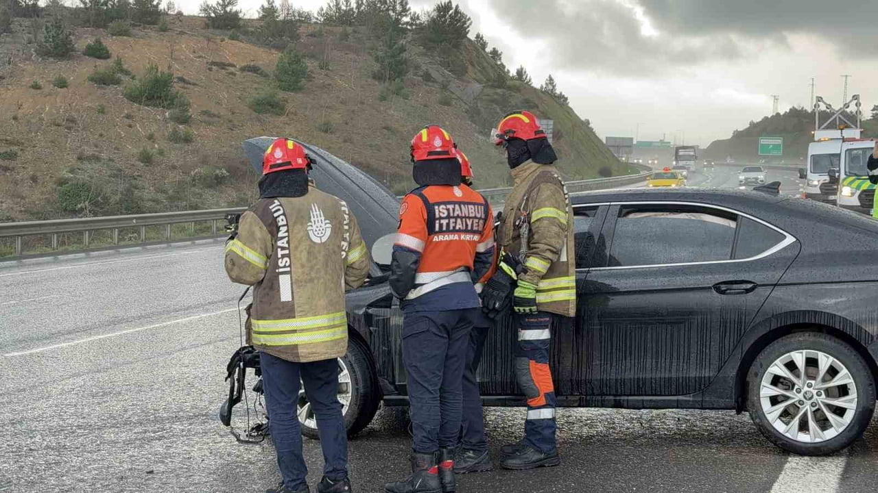 ARNAVUTKÖY'DE ETKİLİ OLAN ŞİDDETLİ DOLU YAĞIŞI SONRASI KUZEY MARMARA OTOYOLU'NDA 3 ARACIN...