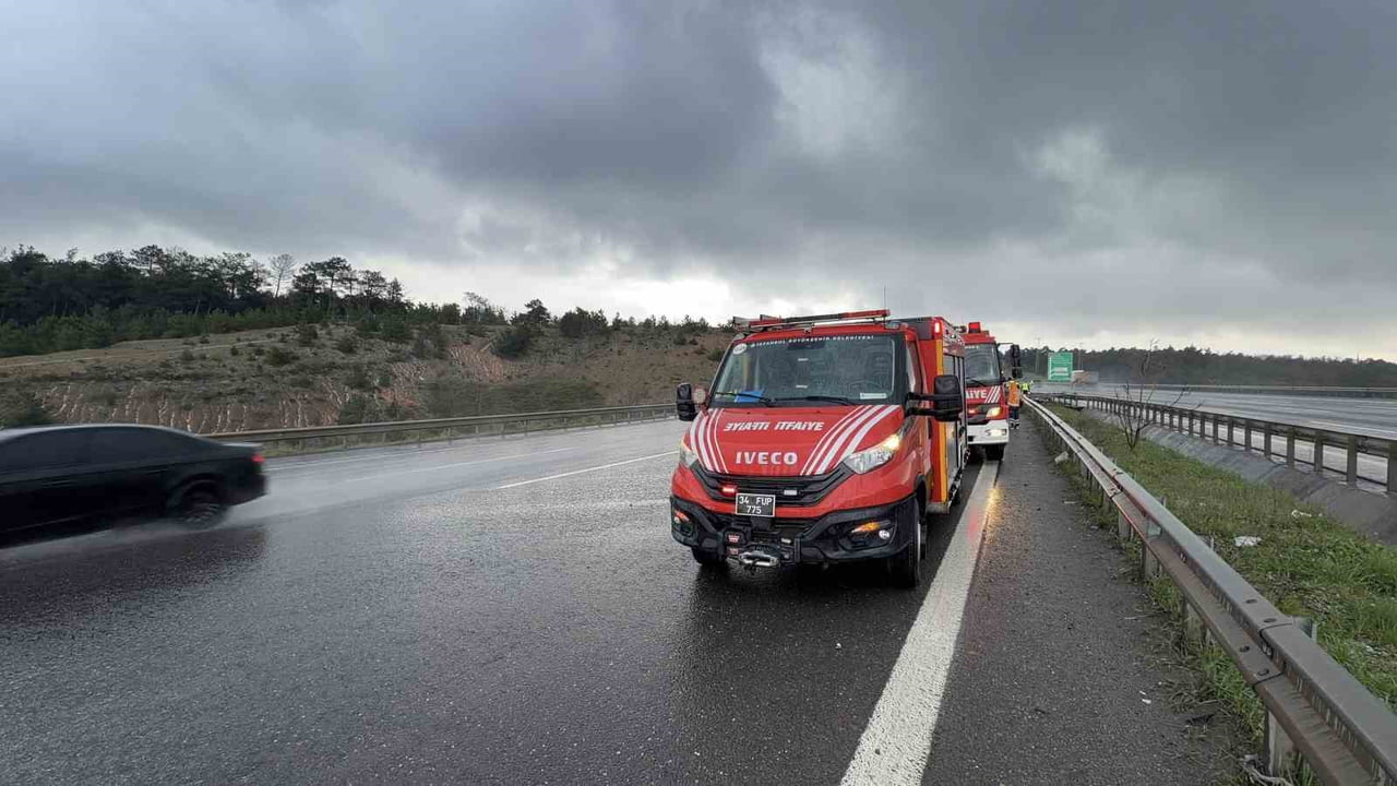 ARNAVUTKÖY'DE ETKİLİ OLAN ŞİDDETLİ DOLU YAĞIŞI SONRASI KUZEY MARMARA OTOYOLU'NDA 3 ARACIN...