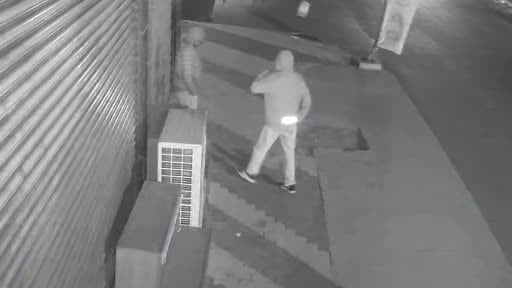 Arnavutköy’de kasap önündeki dondurma dolabından hırsızlık kamerada: 3 çocuk yakalandı