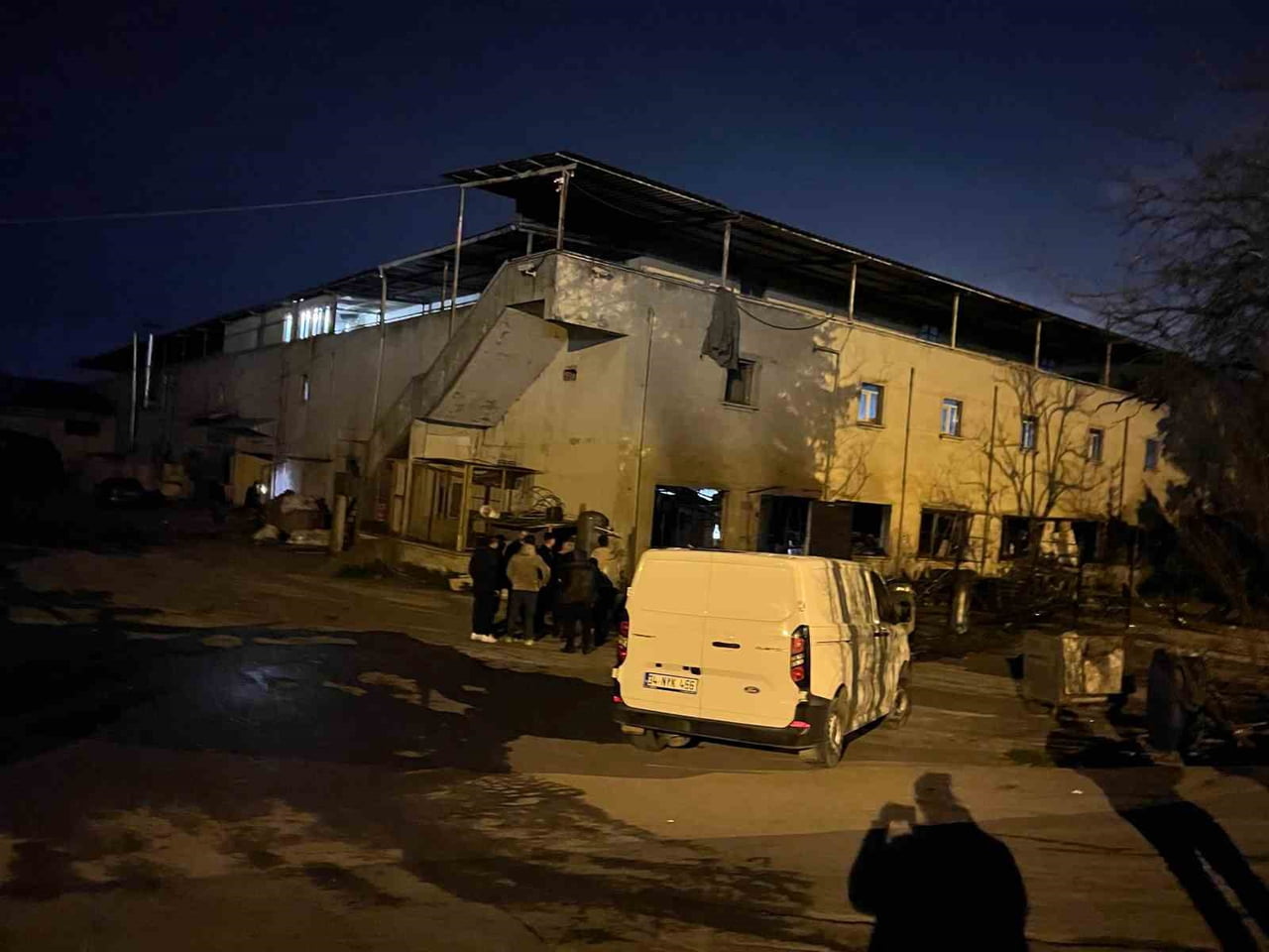 ARNAVUTKÖY’DE METAL FABRİKASINDA SANAYİ TİPİ TÜP PATLADI : 1’İ AĞIR 3 İŞÇİ YARALANDI