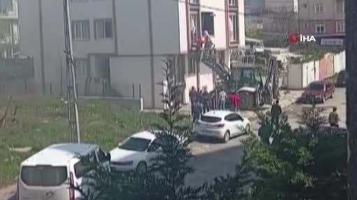 Arnavutköy’de yangında can pazarı kamerada: Yangında mahsur kalanları iş makinesiyle böyle...