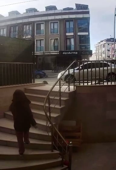 ARNAVUTKÖY İLÇESİNDE BİR KADIN KUAFÖRÜNDE İŞLEM YAPTIRAN KİŞİ, YAKLAŞIK 3 SAAT SÜREN HİZMETİN...