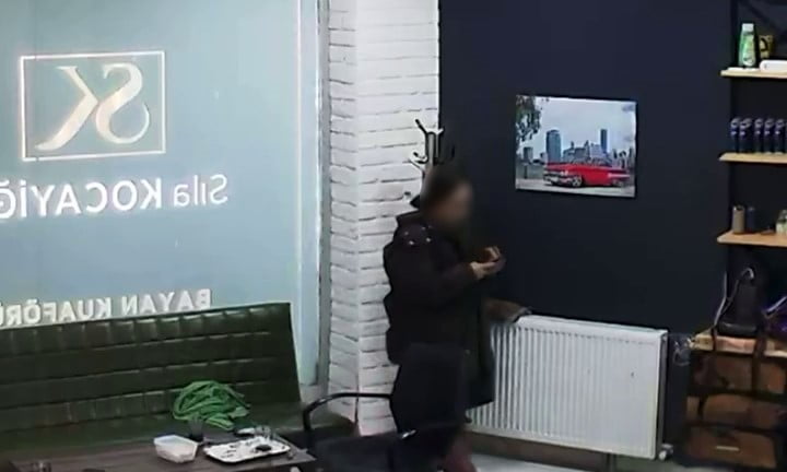 ARNAVUTKÖY İLÇESİNDE BİR KADIN KUAFÖRÜNDE İŞLEM YAPTIRAN KİŞİ, YAKLAŞIK 3 SAAT SÜREN HİZMETİN...