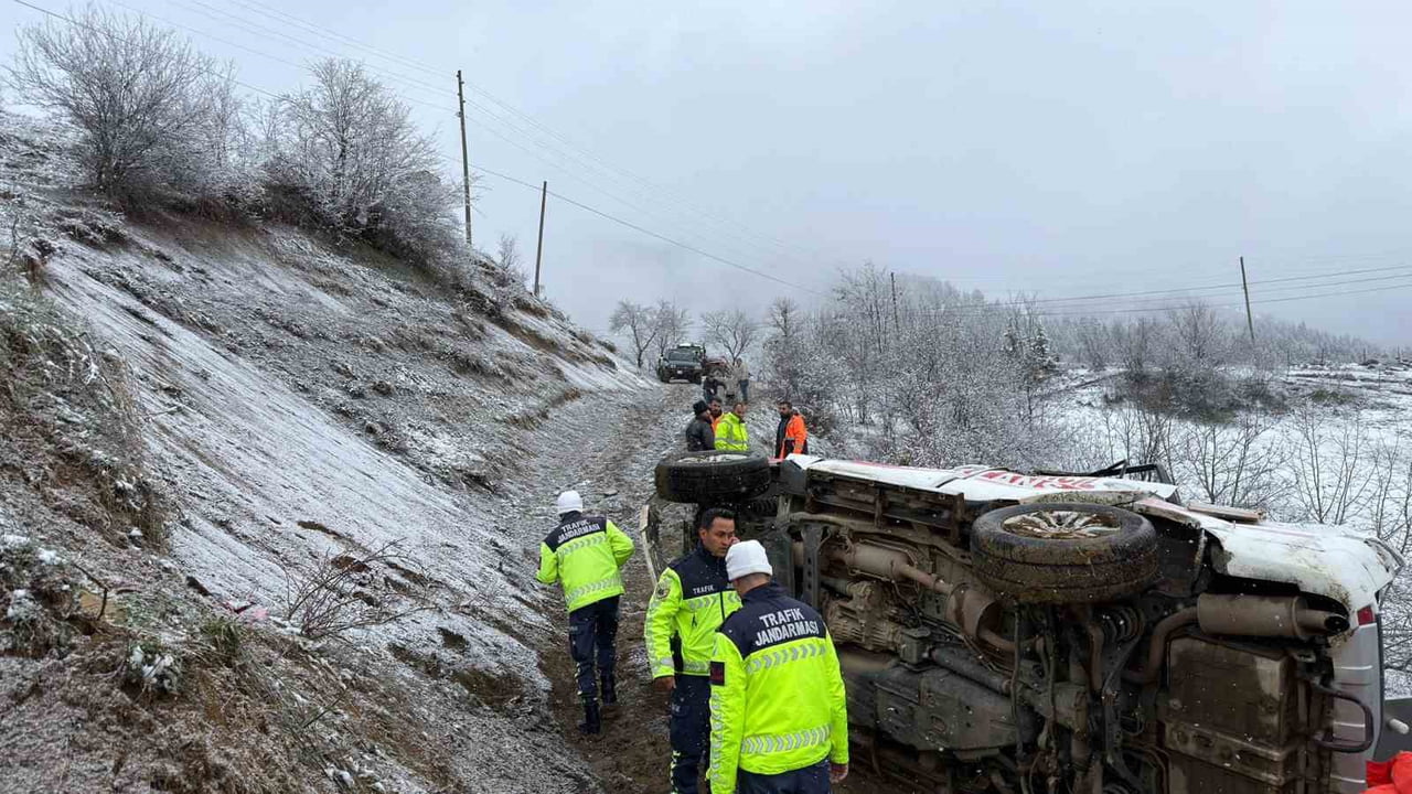 ARTVİN'İN ŞAVŞAT İLÇESİNDE HASTA TAŞIYAN AMBULANSIN UÇURUMA YUVARLANMASI SONUCU 1 KİŞİ HAYATINI...