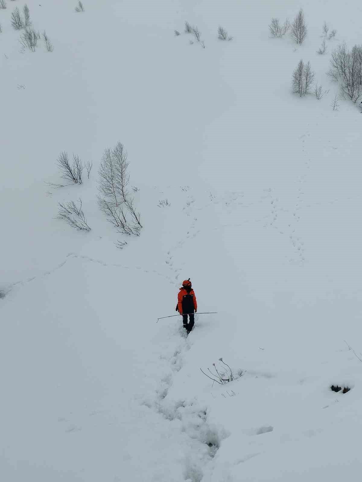 ARTVİN’DE 4 KİŞİLİK ÇIĞ UZMANI VE 7 KİŞİLİK ARAMA KURTARMA EKİPLERİNİN YAPTIĞI İNCELEMELERE...