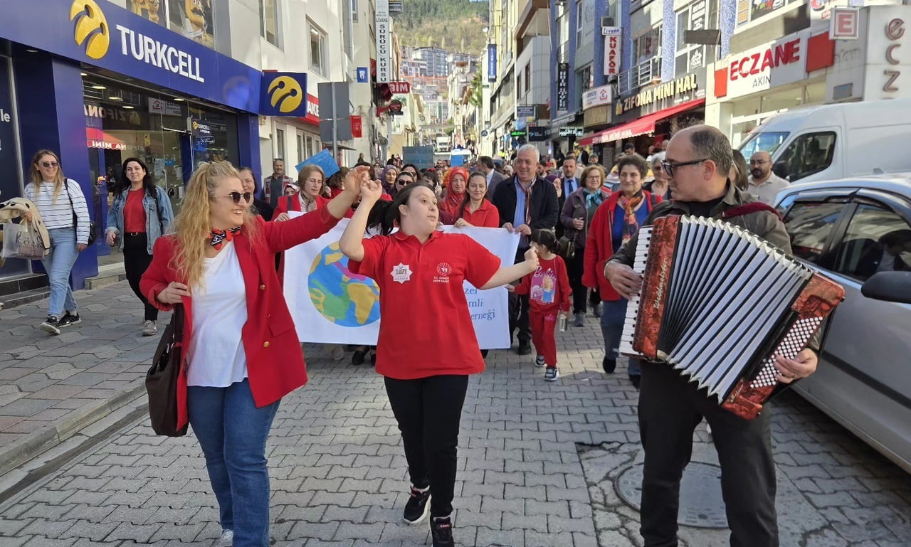 ARTVİN’DE DÜNYA OTİZM FARKINDALIK GÜNÜ DOLAYISIYLA DÜZENLENEN YÜRÜYÜŞTE, OTİZME DİKKAT ÇEKİLEREK...