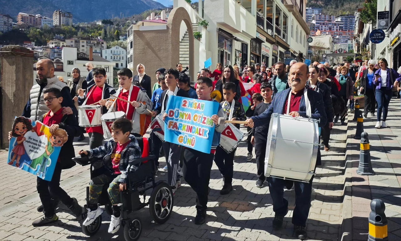 ARTVİN’DE DÜNYA OTİZM FARKINDALIK GÜNÜ DOLAYISIYLA DÜZENLENEN YÜRÜYÜŞTE, OTİZME DİKKAT ÇEKİLEREK...